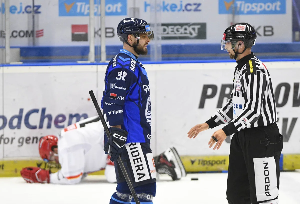 Hokejista Zbořil dostal pokutu za zákrok na Haška, zaplatí deset tisíc korun