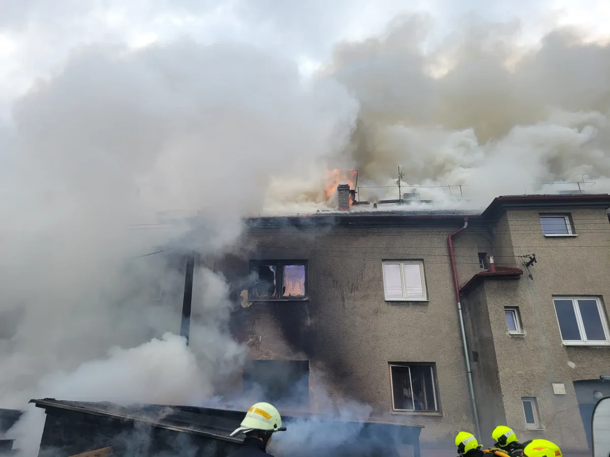 V Bohumíně hořel přístřešek, požár se rozšířil i na blízký dům