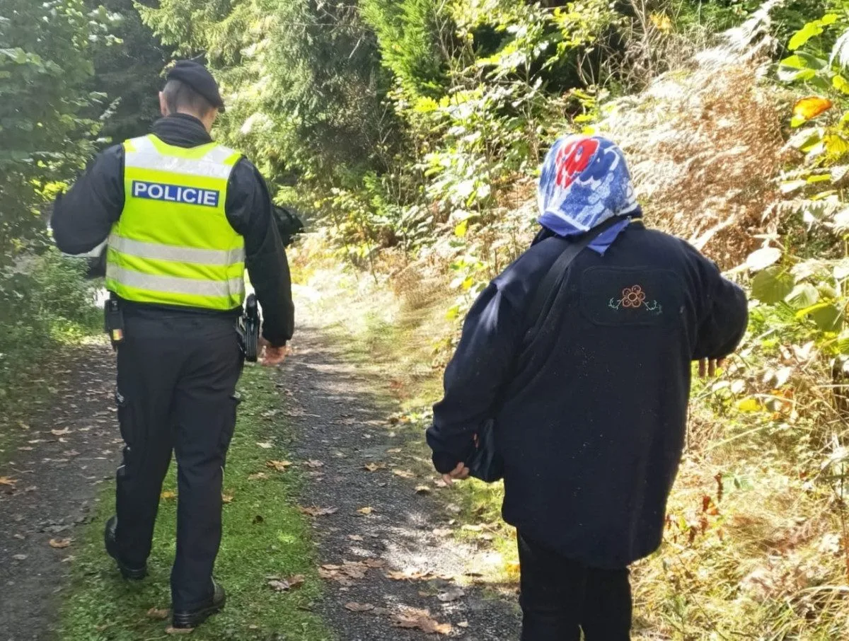 Ztracená? Kdepak. Seniorku s plným košíkem hub hledal v lese manžel i policie