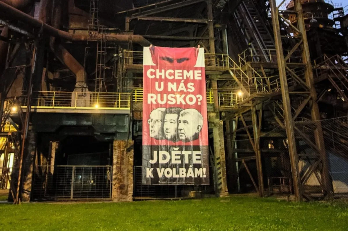 Skupina Kaputin dnes vyvěsila plakát s českými politiky a Putinem v Ostravě