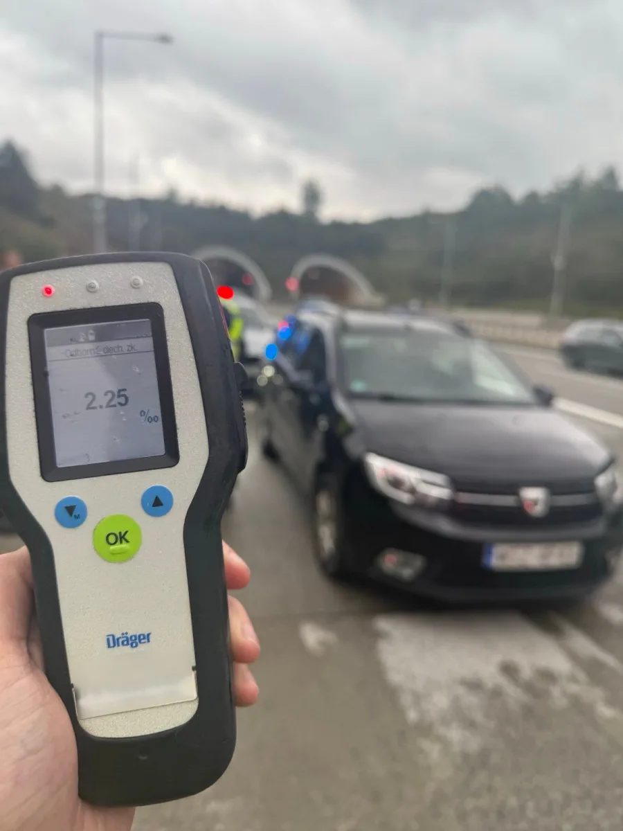 Jízda pod vlivem, bez dálniční známky a s mobilem v ruce. Policisté řešili stovky přestupků