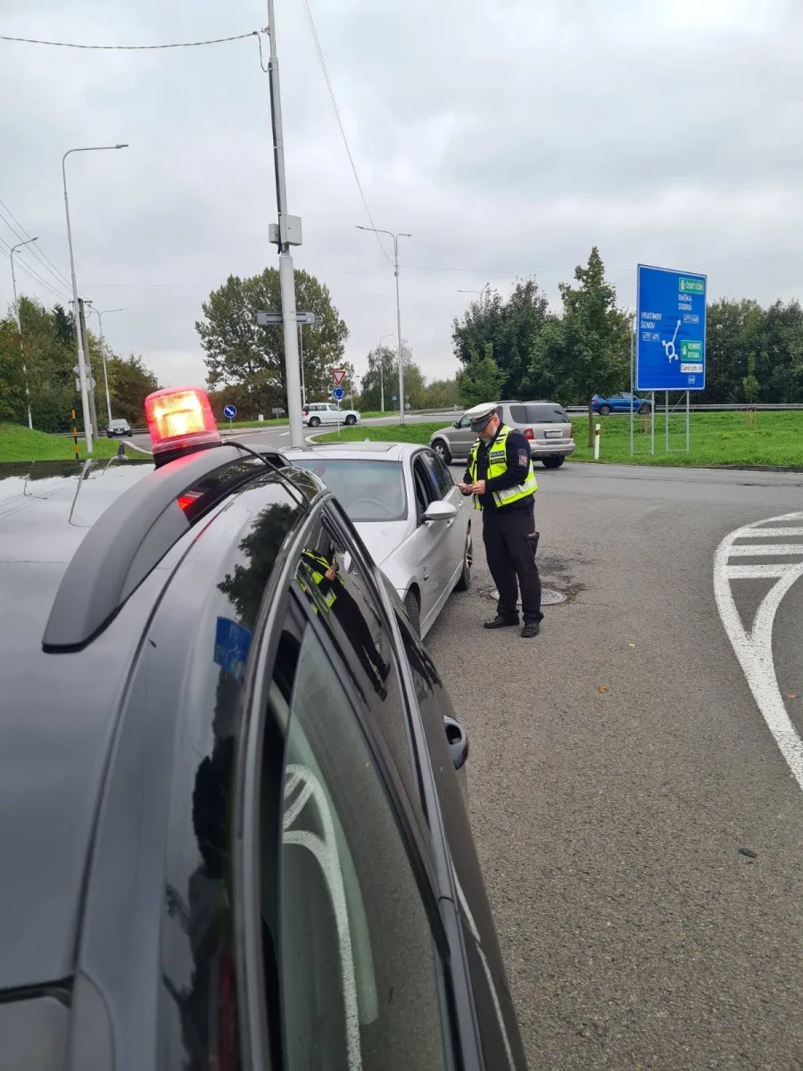 Jízda pod vlivem, bez dálniční známky a s mobilem v ruce. Policisté řešili stovky přestupků
