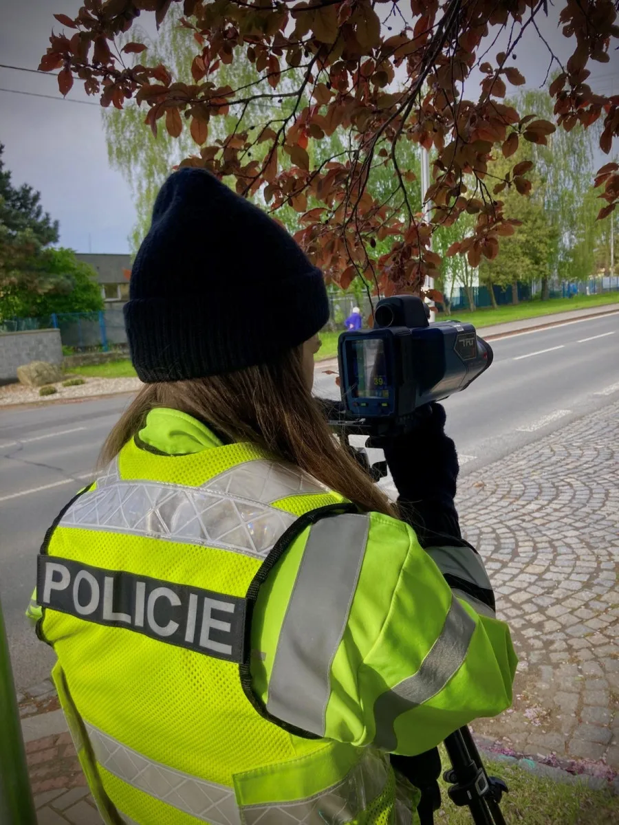 Jízda pod vlivem, bez dálniční známky a s mobilem v ruce. Policisté řešili stovky přestupků