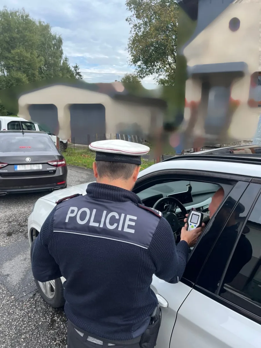 Jízda pod vlivem, bez dálniční známky a s mobilem v ruce. Policisté řešili stovky přestupků