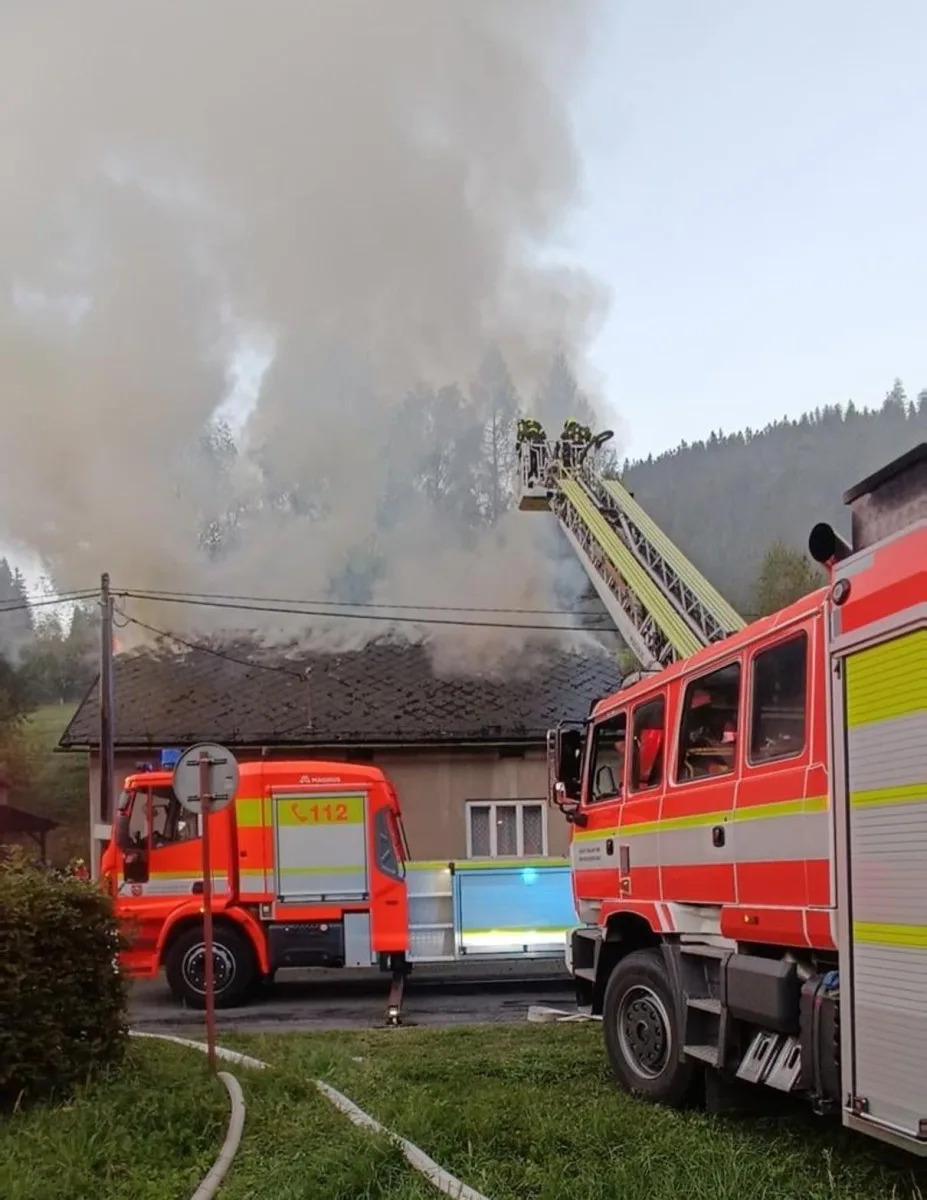 Požár střechy domu na Frýdecko-Místecku zaměstnal tři jednotky hasičů