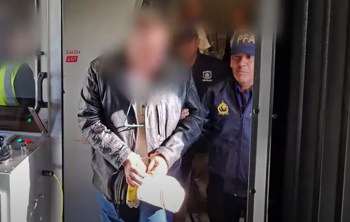 Z Ostravy do Paraguaye a zpět. Exposlanec Wolf je po letech na útěku v rukou policie