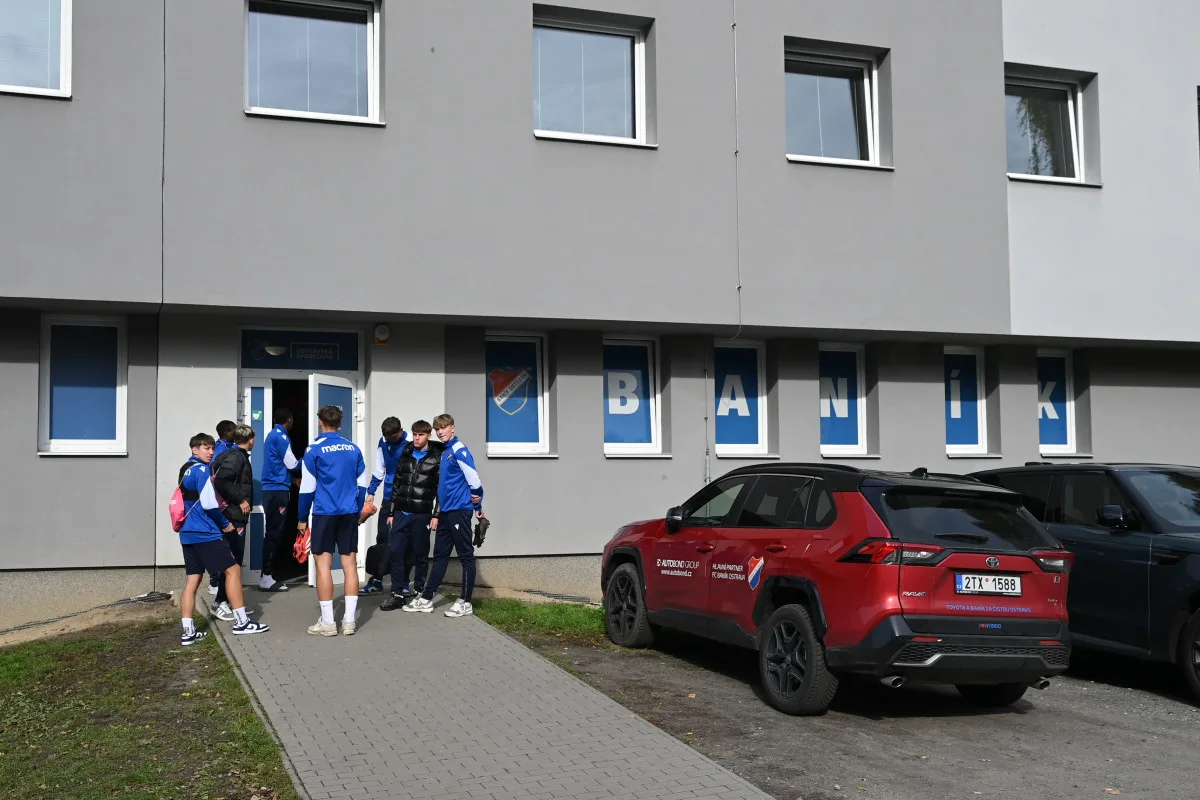 FOTO: Mladí baníkovci mají kabiny se jmény hvězd. Baroš, Jankulovski, Mikloško i Galásek