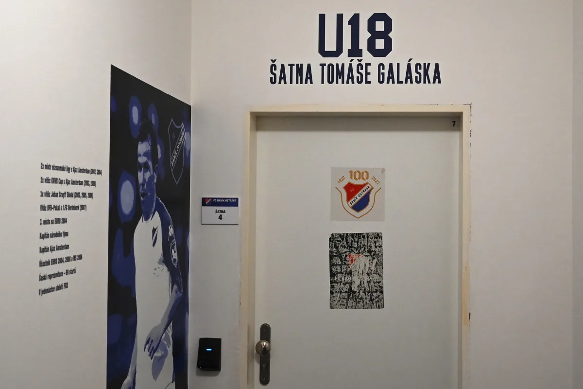 FOTO: Mladí baníkovci mají kabiny se jmény hvězd. Baroš, Jankulovski, Mikloško i Galásek