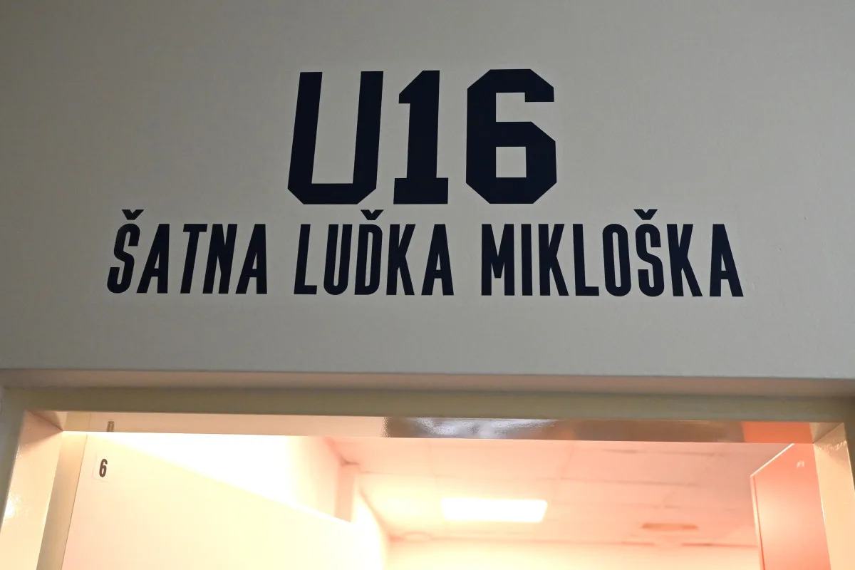 FOTO: Mladí baníkovci mají kabiny se jmény hvězd. Baroš, Jankulovski, Mikloško i Galásek