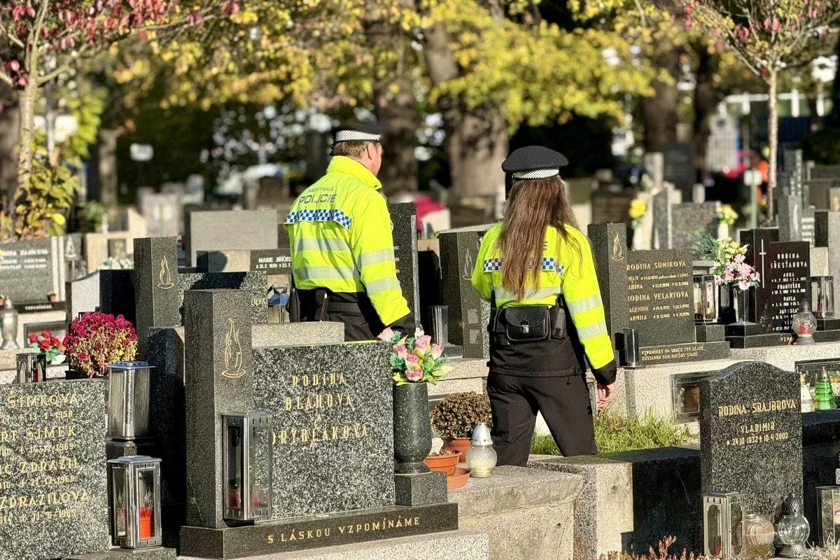Strážníci kvůli Dušičkám od dnešního dne zesílí dohled na hřbitovech v Ostravě. Foto: Se svolením MP Ostrava