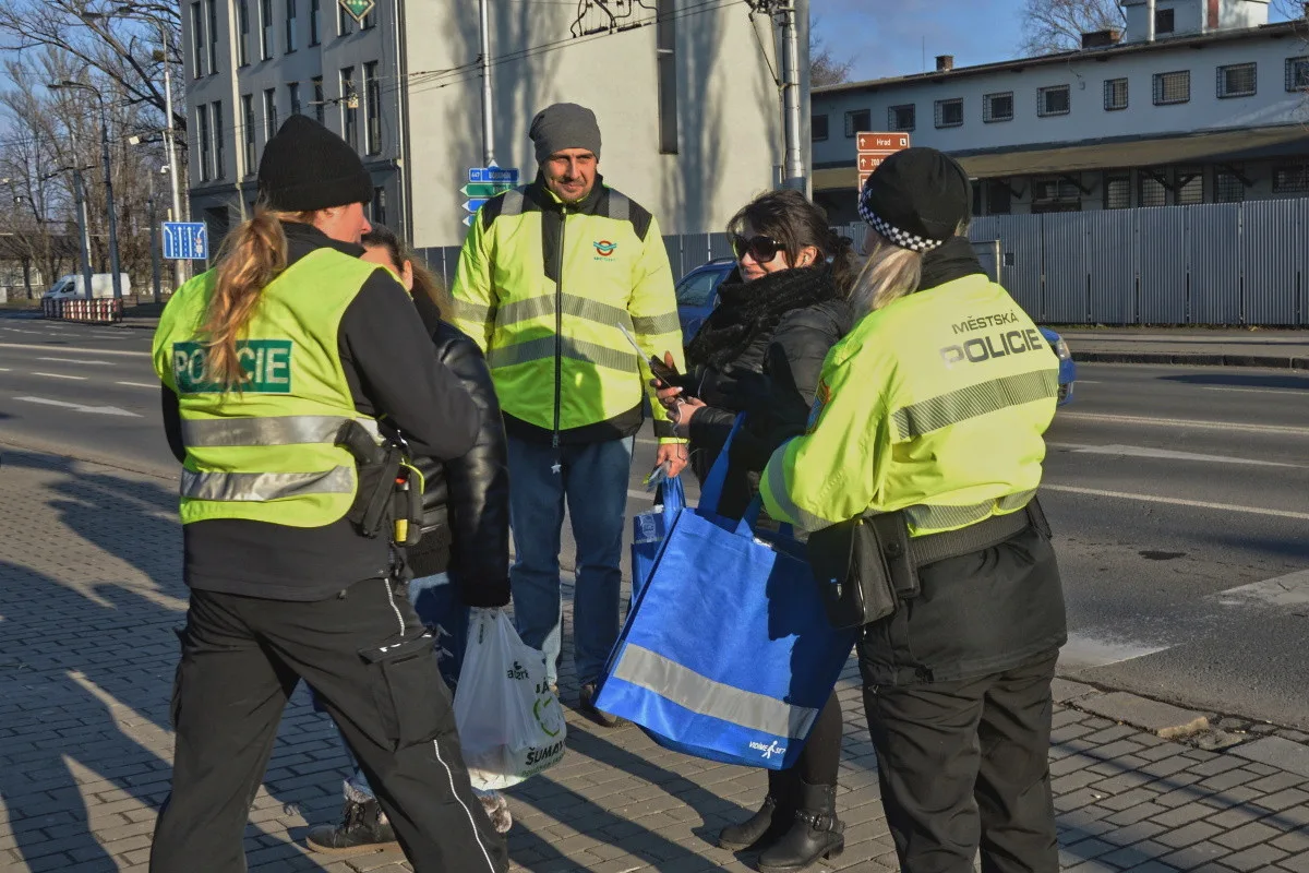 V černém jste pro řidiče skoro neviditelní. Ostravští strážníci se zaměří na bezpečí chodců