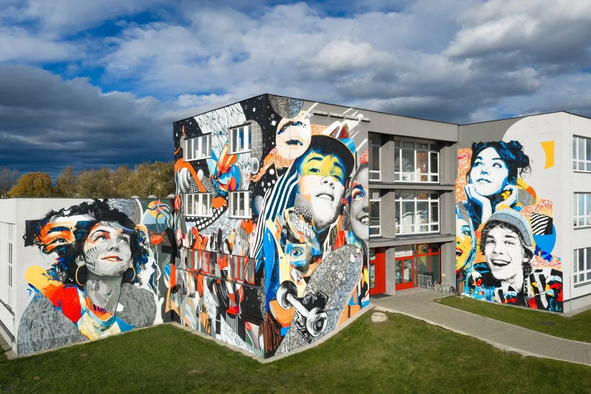 Umělec Khoma opět kouzlil. Nový mural proměnil fasádu školy v umělecké dílo