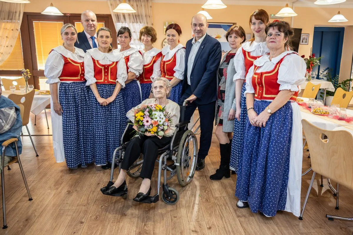 Nádherné životní jubileum. Seniorka Jarmila Bartošová oslavila sté narozeniny. Foto: Se svolením Moravskoslezského kraje