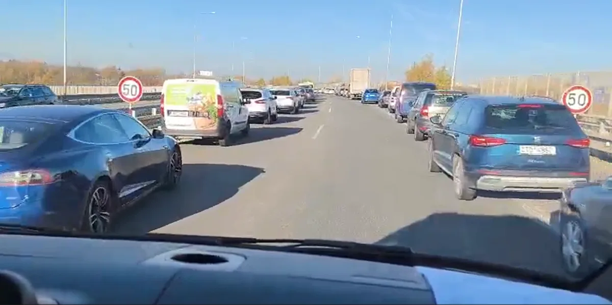 VIDEO: Řidiči v Ostravě mají vzorné chování. Vytvořili ukázkovou záchranářskou uličku