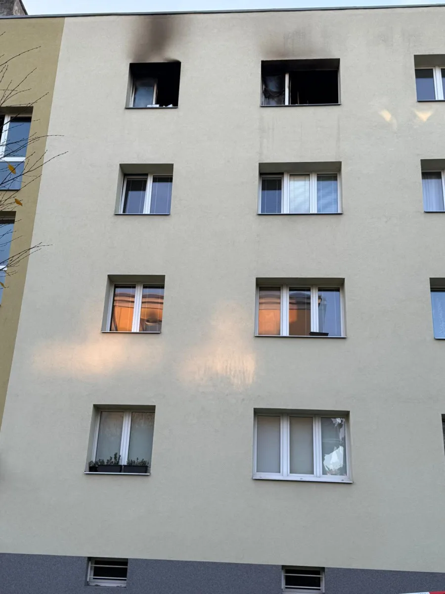 Hasiči z hořícího bytu zachraňovali 3 lidi, 2 psy a 4 kočky. Evakuovali také 20 osob