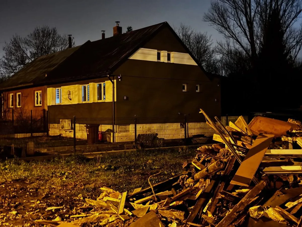 Příznivci osady Bedřiška protestují proti demolici domů, vylezli na jeden z nich