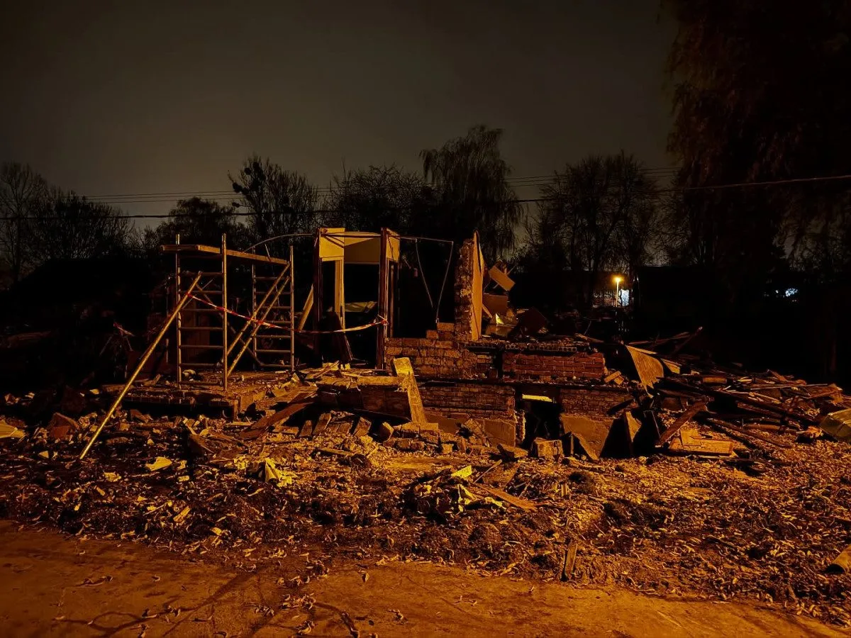 Příznivci osady Bedřiška protestují proti demolici domů, vylezli na jeden z nich