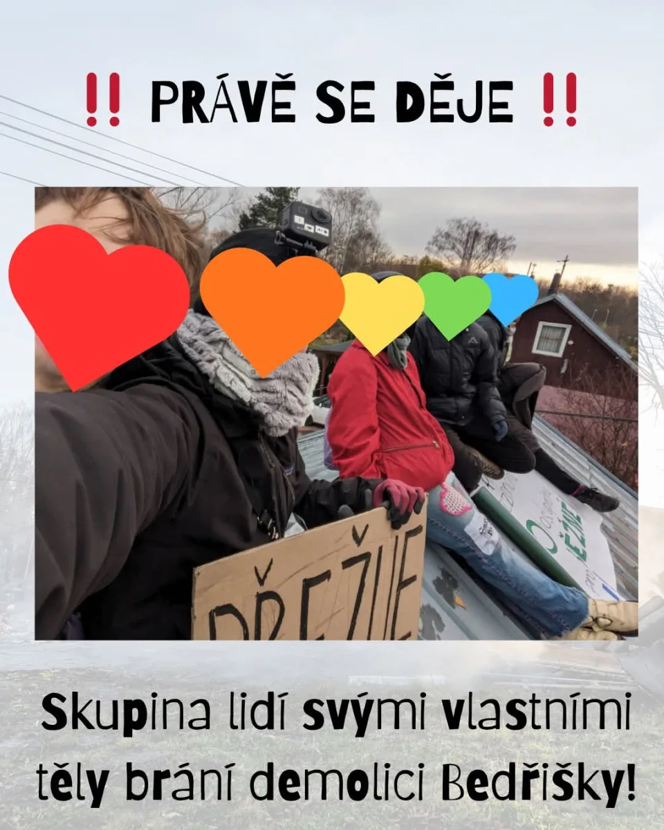 Příznivci osady Bedřiška protestují proti demolici domů, vylezli na jeden z nich