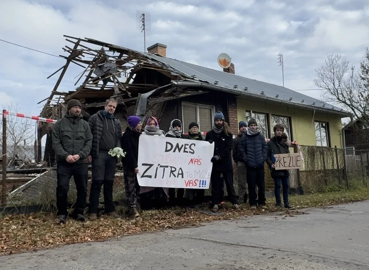 Podporovatelé kolonie Bedřiška znovu obsadili střechu domu určeného k demolici