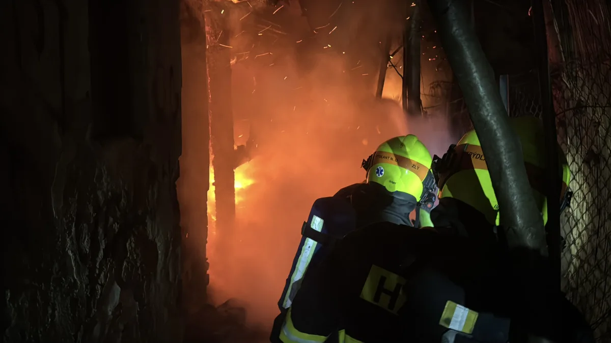 VIDEO: Požár ve Frýdlantu nad Ostravicí. Hasiči zachránili rodinu z domu plného kouře