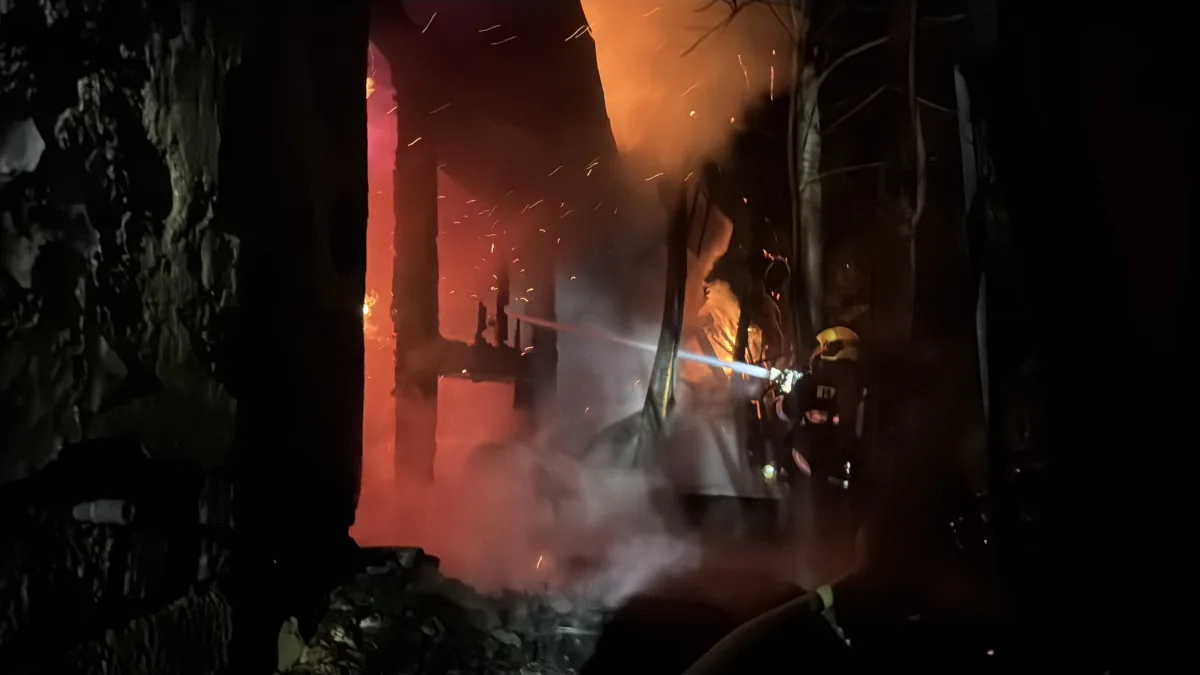 VIDEO: Požár ve Frýdlantu nad Ostravicí. Hasiči zachránili rodinu z domu plného kouře