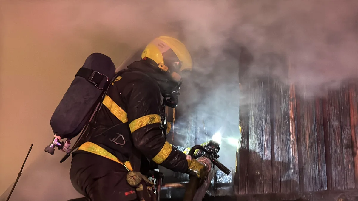 VIDEO: Požár ve Frýdlantu nad Ostravicí. Hasiči zachránili rodinu z domu plného kouře