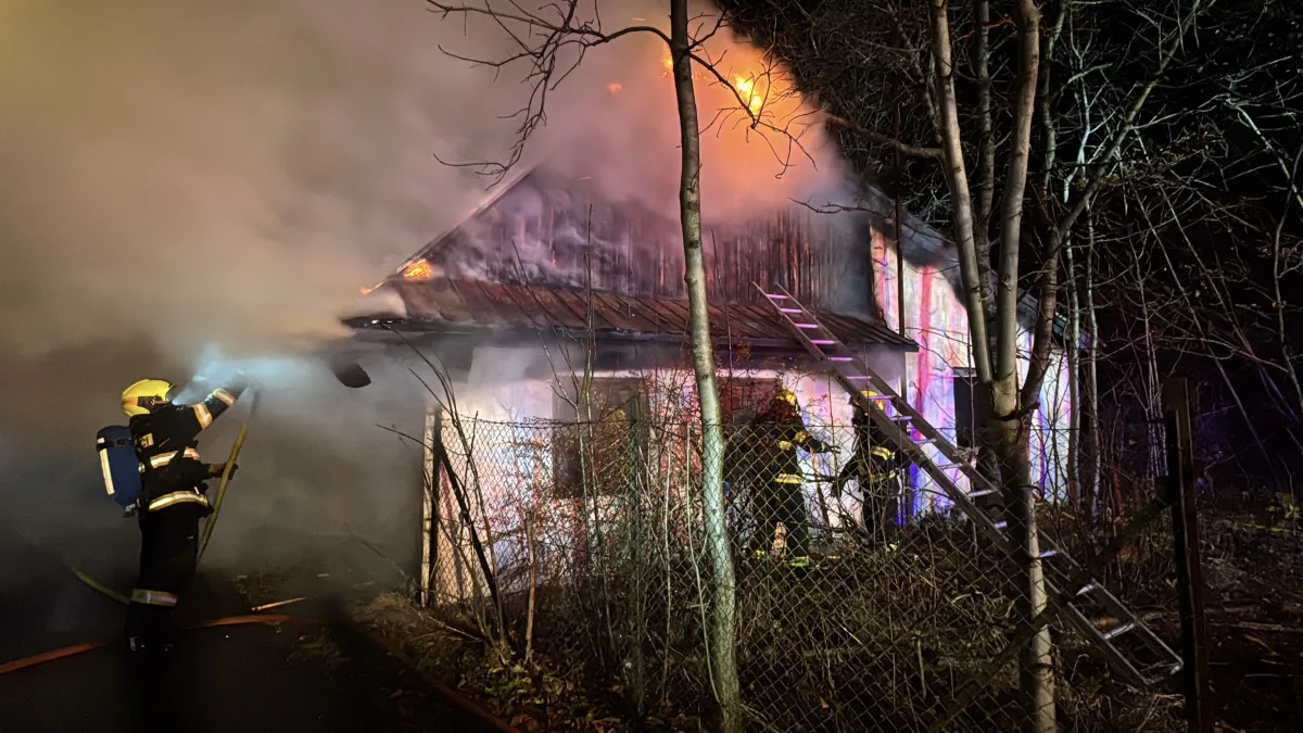 VIDEO: Požár ve Frýdlantu nad Ostravicí. Hasiči zachránili rodinu z domu plného kouře
