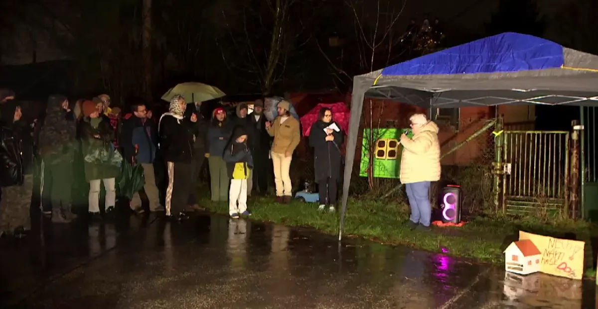 Aktivisté v ostravské Bedřišce pokračují v protestech, i v dešti jsou na střeše
