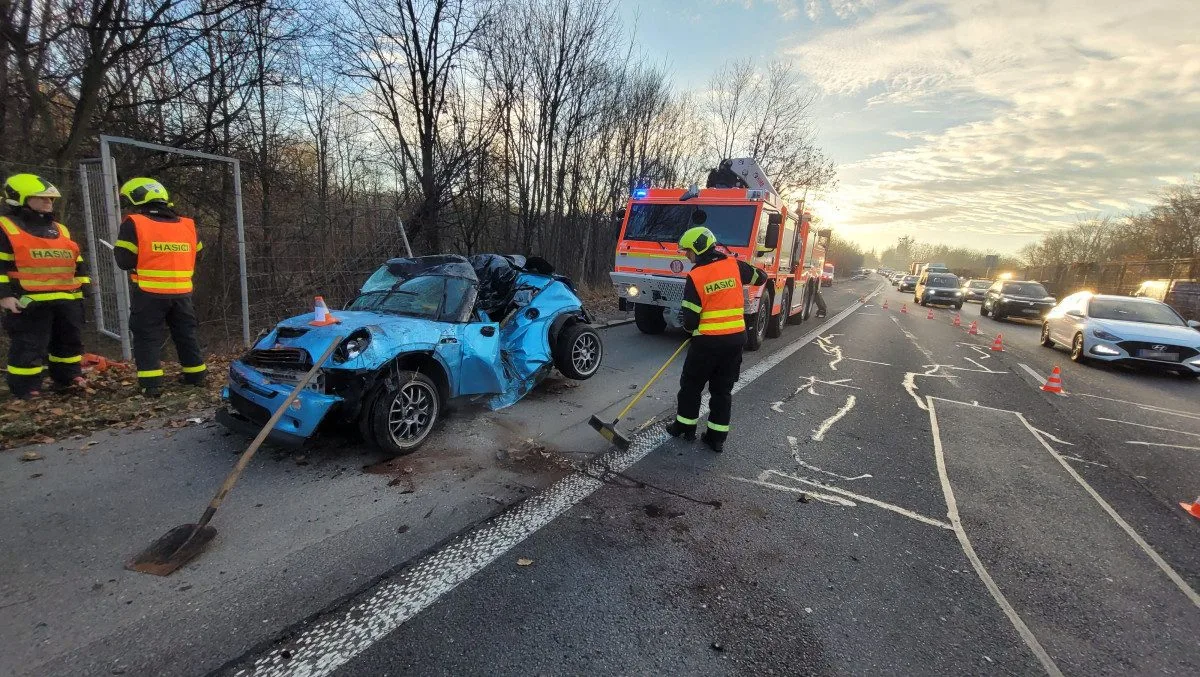 FOTO: Mladý řidič ráno havaroval, se svým mini skončil mimo silnici na střeše. Foto: Se svolením HZS Moravskoslezského kraje