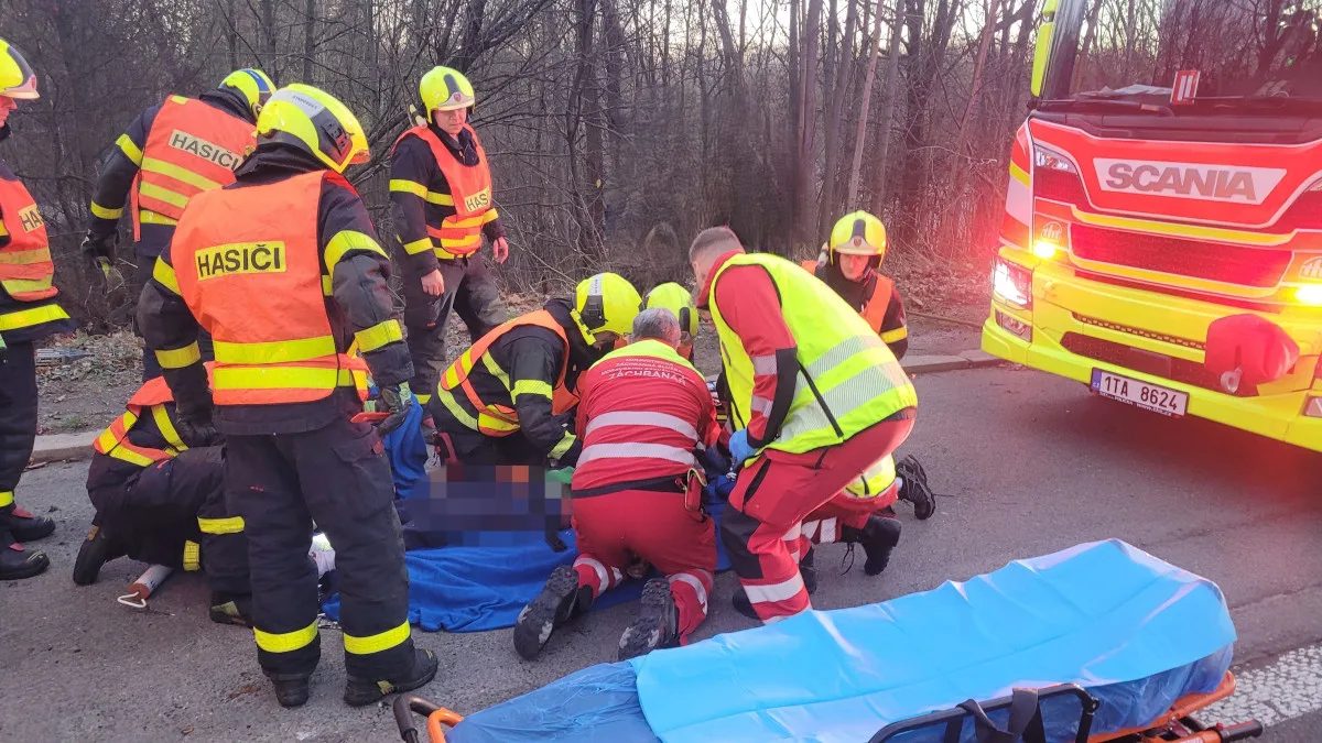 FOTO: Mladý řidič ráno havaroval, se svým mini skončil mimo silnici na střeše