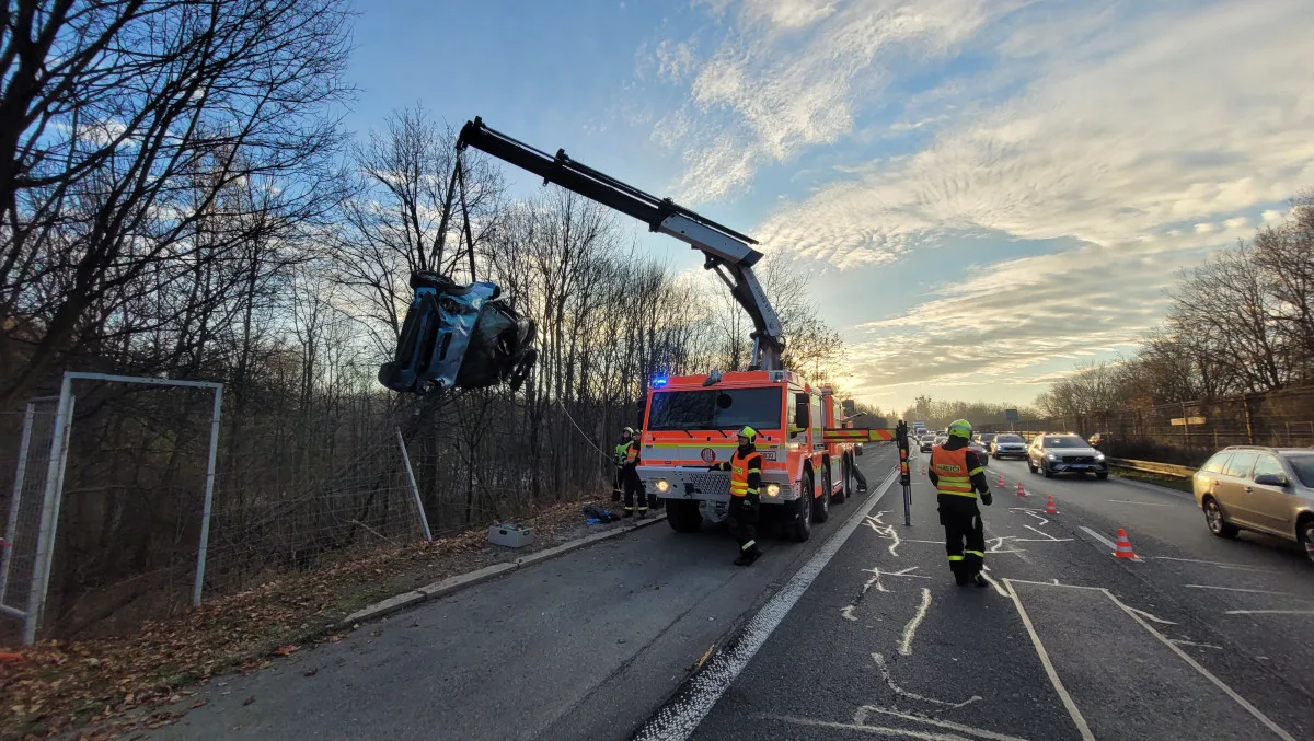 FOTO: Mladý řidič ráno havaroval, se svým mini skončil mimo silnici na střeše