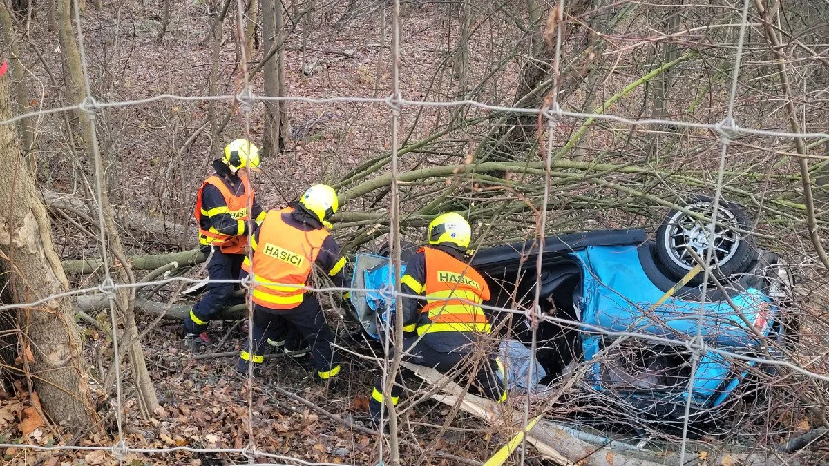 FOTO: Mladý řidič ráno havaroval, se svým mini skončil mimo silnici na střeše