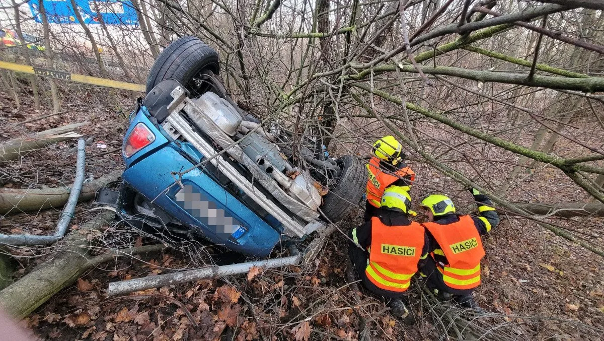 FOTO: Mladý řidič ráno havaroval, se svým mini skončil mimo silnici na střeše
