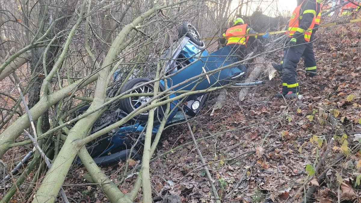 FOTO: Mladý řidič ráno havaroval, se svým mini skončil mimo silnici na střeše