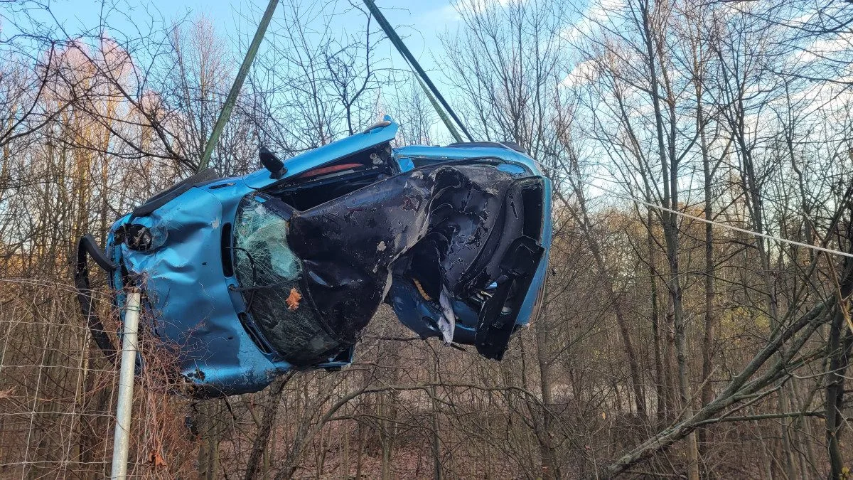FOTO: Mladý řidič ráno havaroval, se svým mini skončil mimo silnici na střeše