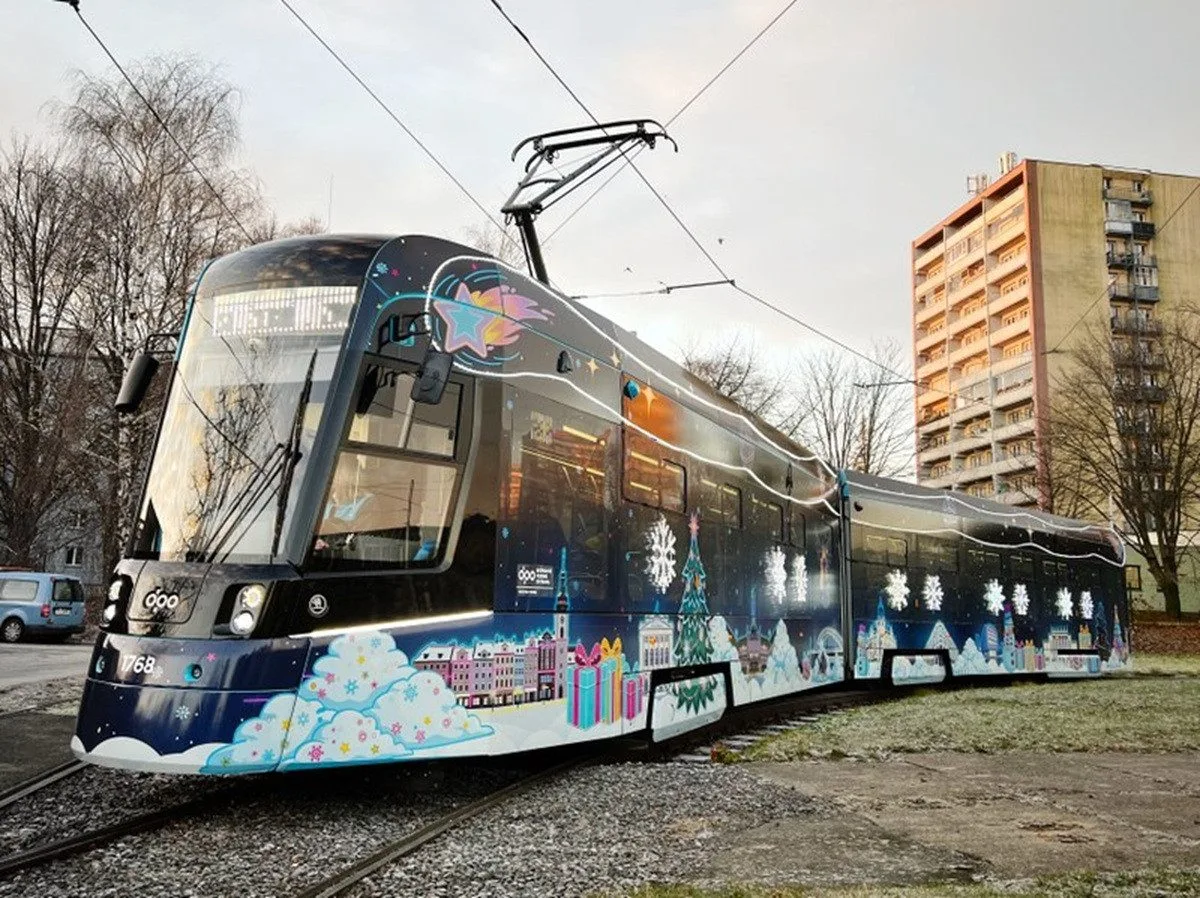 Ostravská vánoční tramvaj vyjela do ulic, hraje koledy a bude vozit i policii. Foto: Se svolením Dopravního podniku Ostrava