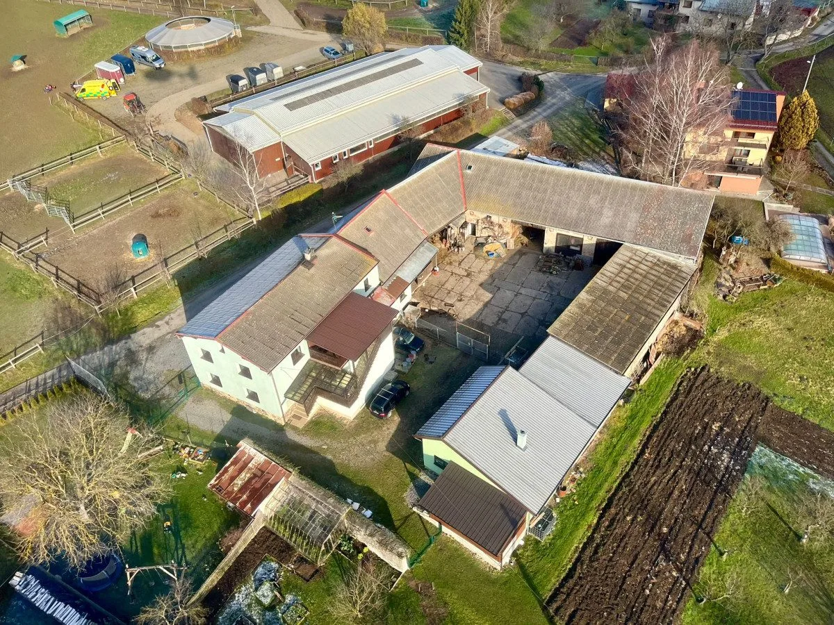 Ženu vážně zranil kůň, do ostravské fakultní nemocnice letěla vrtulníkem. Foto: Se svolením ZZS MSK