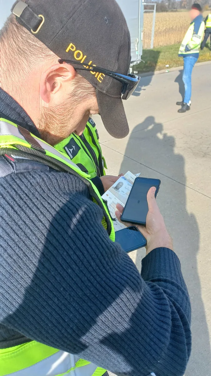 Padělek pasu i nelegální pobyt. Policisté zkontrolovali tisíc cizinců v kraji