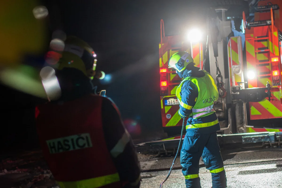 Sypač mimo silnici i uzavřené úseky. Jak to vypadá na silnicích a jaké bude počasí?