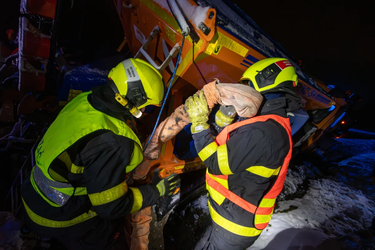 Sypač mimo silnici i uzavřené úseky. Jak to vypadá na silnicích a jaké bude počasí?