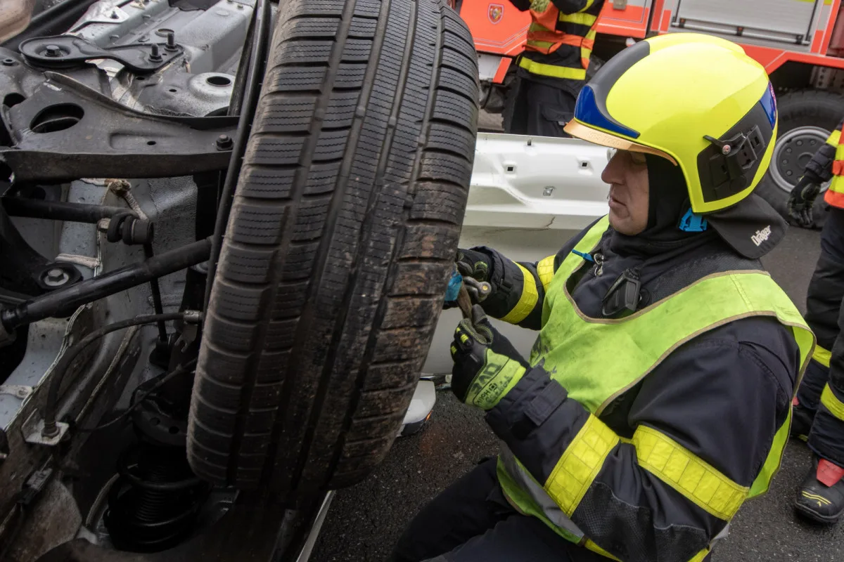 Při nehodě v Radvanicích skončil osobní vůz na střeše