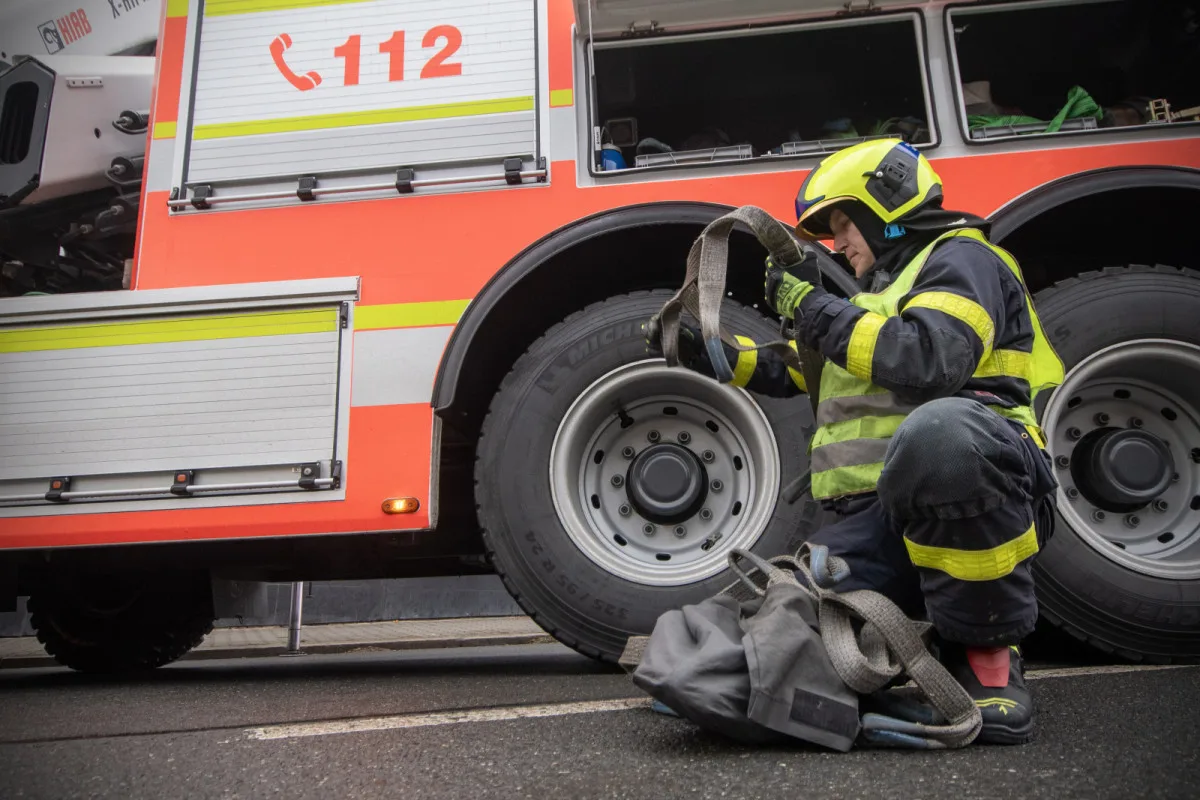 Při nehodě v Radvanicích skončil osobní vůz na střeše