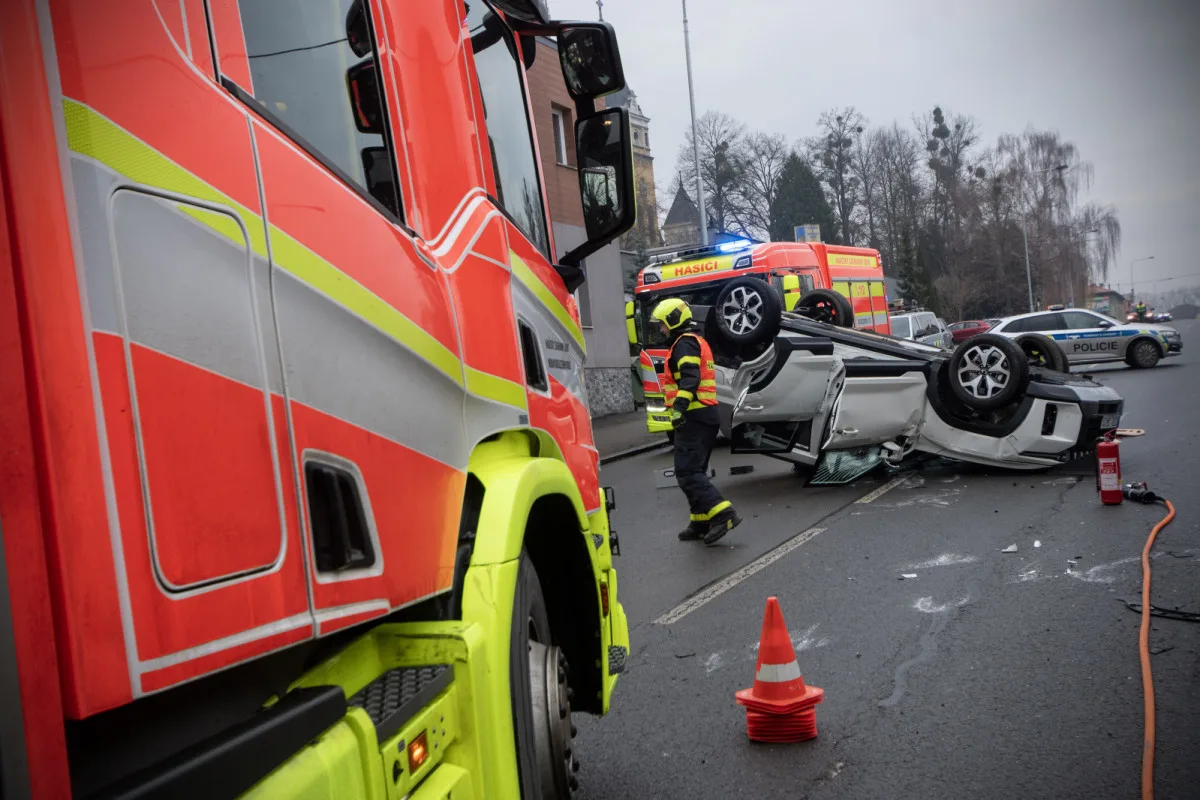 Při nehodě v Radvanicích skončil osobní vůz na střeše
