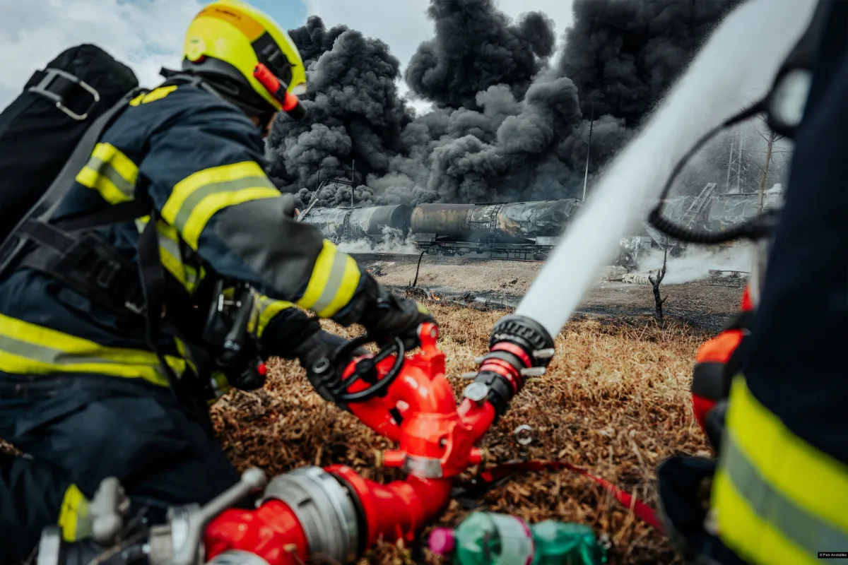 Hasič Petr Andráško dobývá Czech Press Photo. Boduje s fotkami z havárie vlaku s benzenem