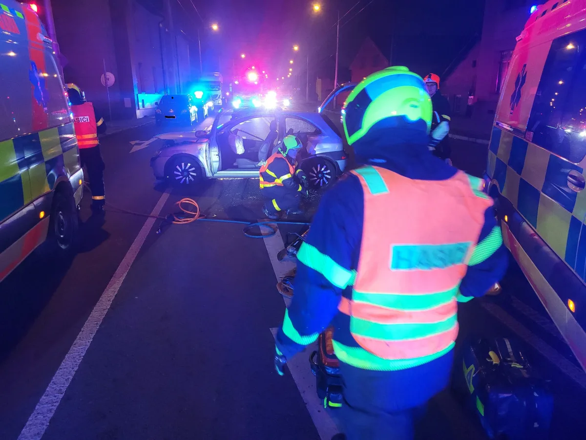 Pět lidí se v Ostravě zranilo při srážce policejního vozu s osobním autem