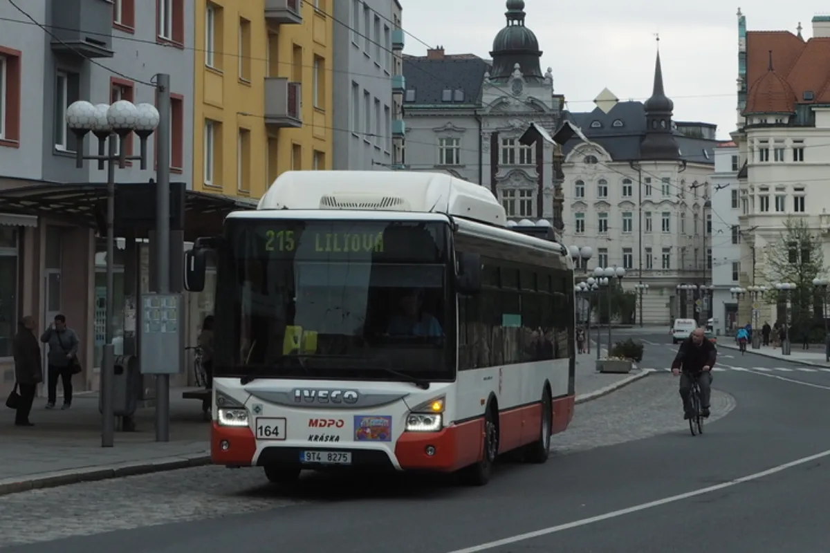 Opava zlevňuje cestování seniorům. Lidé nad 65 let budou jezdit MHD zdarma