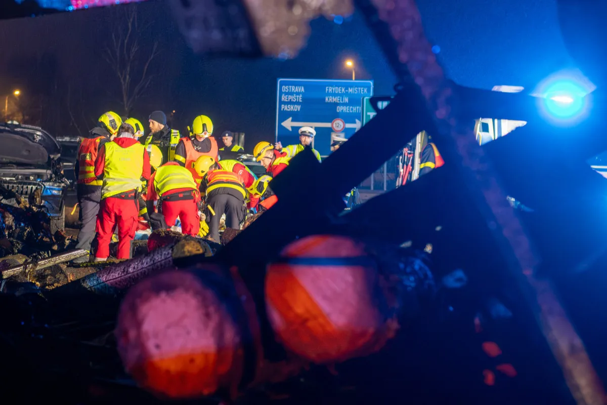 D56 u Paskova blokuje vážná nehoda: kamionu praskla pneumatika, způsobil sérii střetů