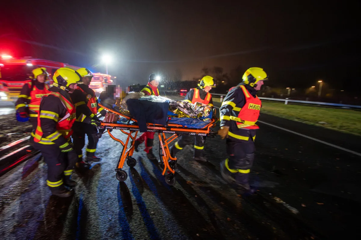 D56 u Paskova blokuje vážná nehoda: kamionu praskla pneumatika, způsobil sérii střetů