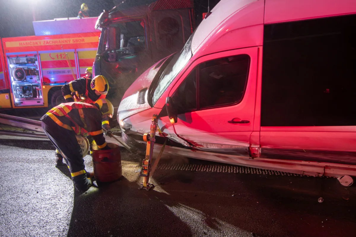D56 u Paskova blokuje vážná nehoda: kamionu praskla pneumatika, způsobil sérii střetů