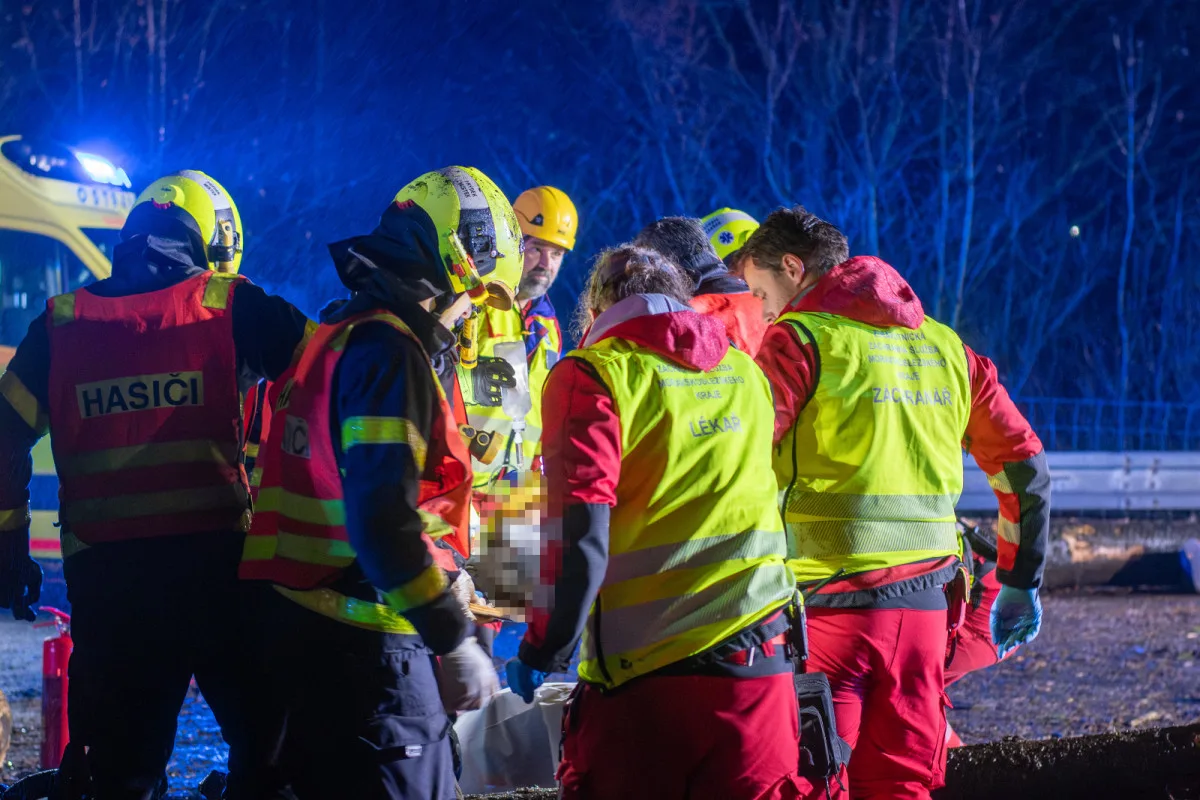 D56 u Paskova blokuje vážná nehoda: kamionu praskla pneumatika, způsobil sérii střetů